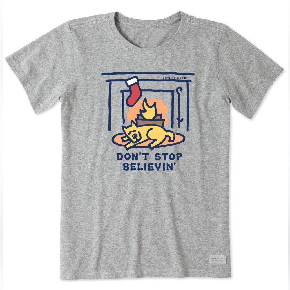 LIFE IS GOOD Don’t Stop Believin’ Christmas Fireplace Santa Shirt Sleeve Shirt L